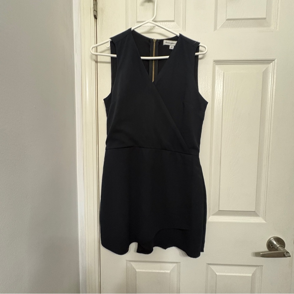 Abercrombie & Fitch Faux Wrap Skort Romper V-neck Black in Sz 6